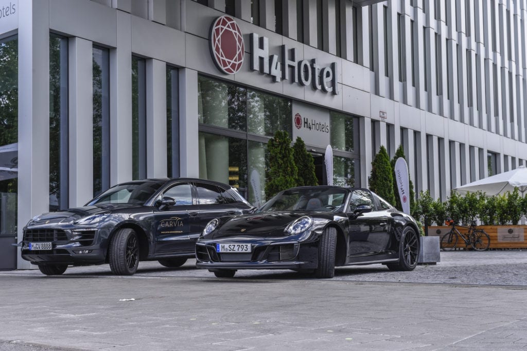 CarVia Autovermietung Opening Party Fuhrpark vor H4 Hotel