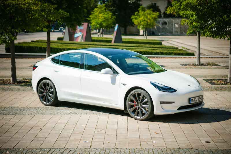 Tesla Model 3 in weiß