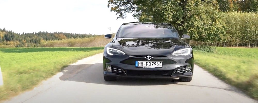 Tesla Model s in schwarz von vorne