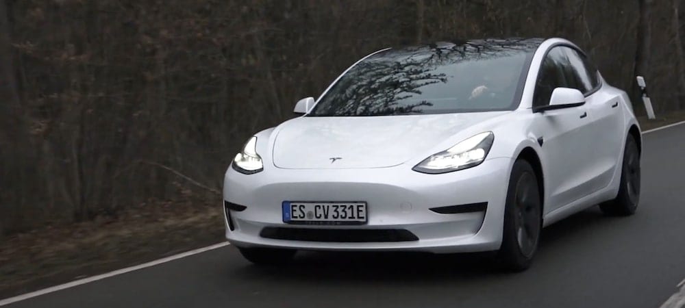 Tesla Model 3 von vorne beim fahren