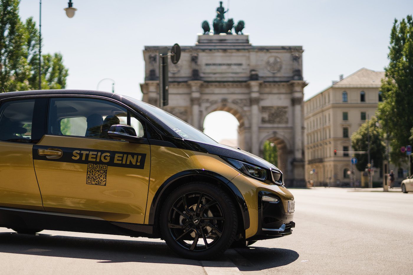 BMW I3 Carsharing Auto vor Siegestor in Muenchen