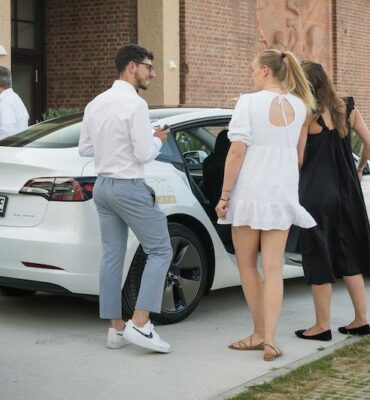 launch-carsharing-25.07.2022-tesla Leute stehen um Carsharing Tesla