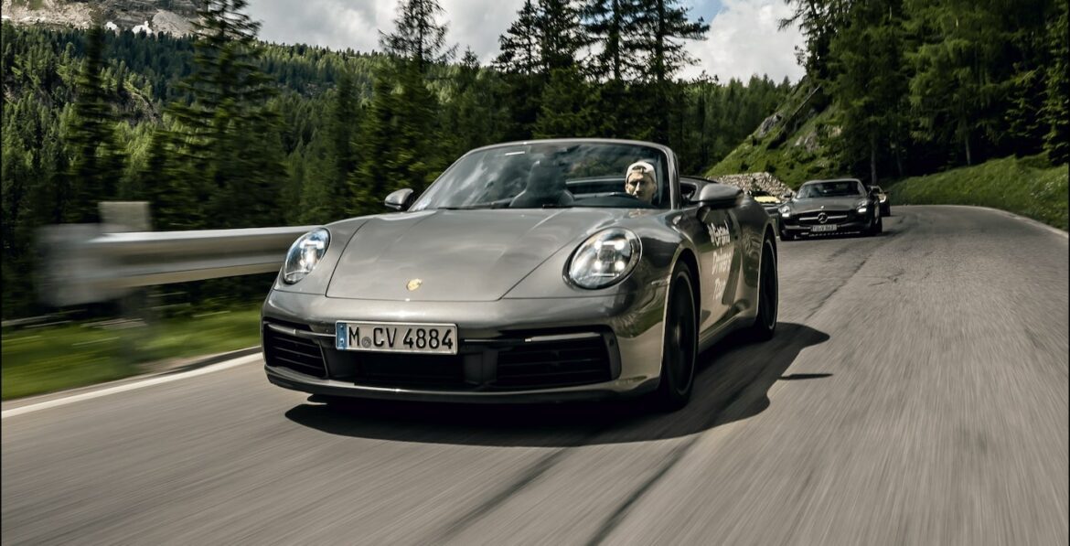 Ein Porsche 911 Cabrio auf der Landstraße, von vorne fotografiert.