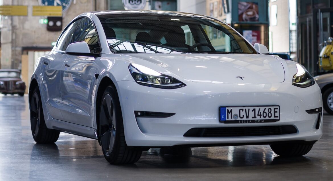 Weißes Tesla Model 3, von vorne in der Motorworld in München fotografiert.
