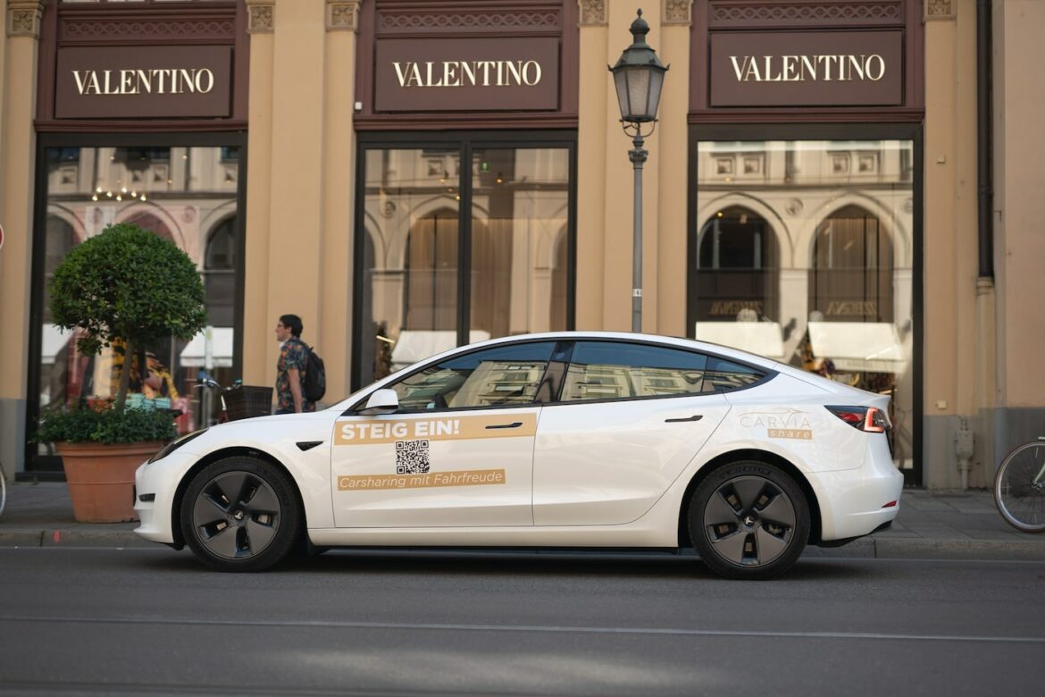 Tesla Model 3 Longrange auf der Maximiliansstraße in München, auf der Seite sieht man die Informationen zum Carsharing.