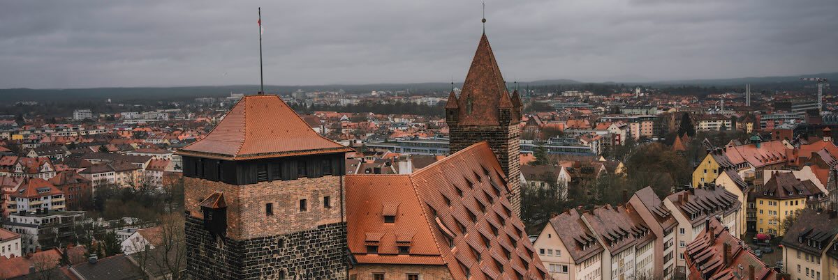 Die Kaiserburg in Nürnberg von einem Aussichtspunkt in der Stadt aus fotografiert.